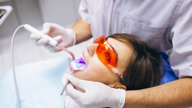 Diş Beyazlatma Tedavisi Zararlı mıdır?